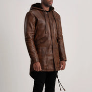 
مظهر الارتداء على موديل لـ  Delvin Tan Leather Parka على عارض أزياء - انسيابية طبيعية في ضوء النهار