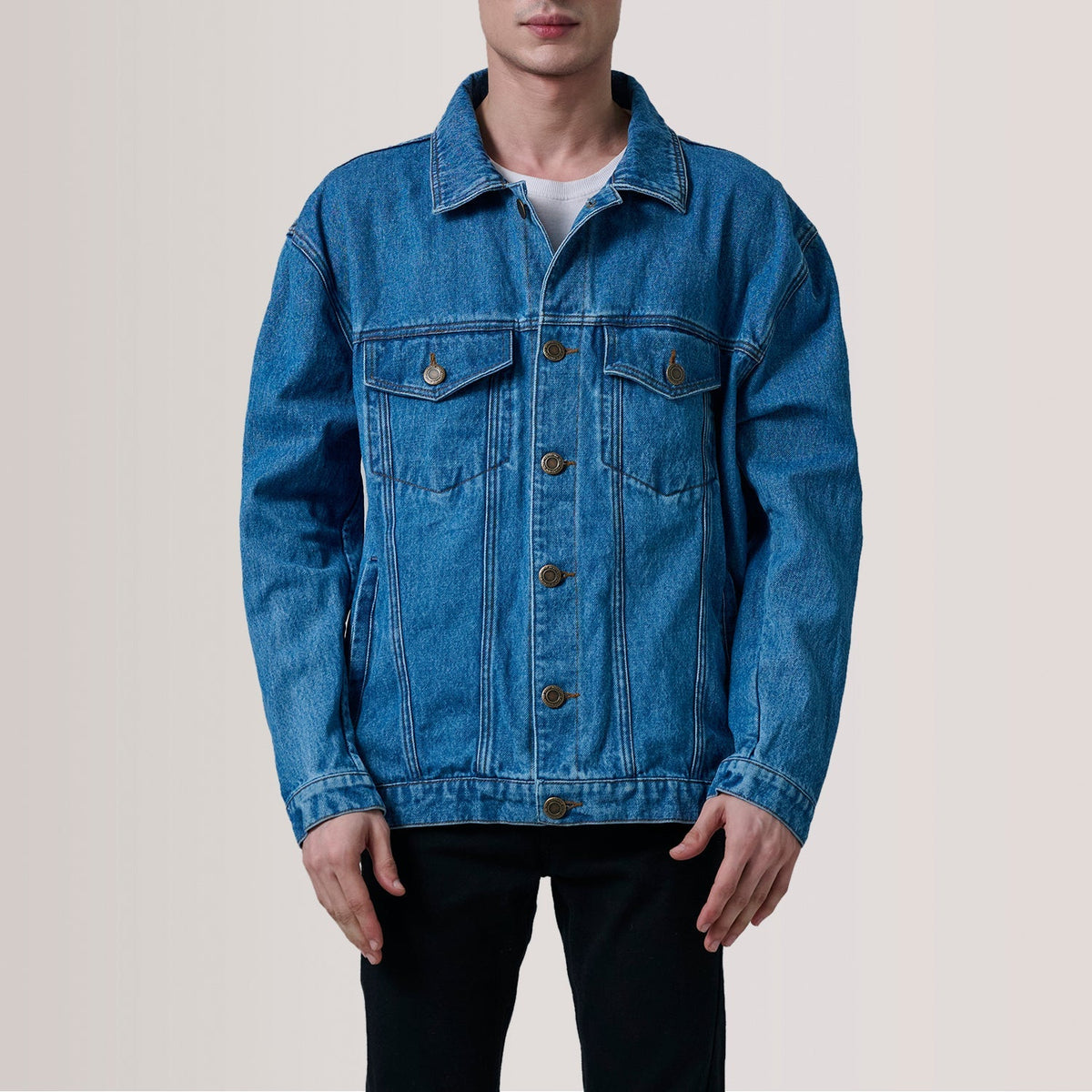 
Dark Blue Full-Grain leather Jacket - عرض خلفي يوضح تفصيل الأكتاف المتقن والحاشية النظيفة