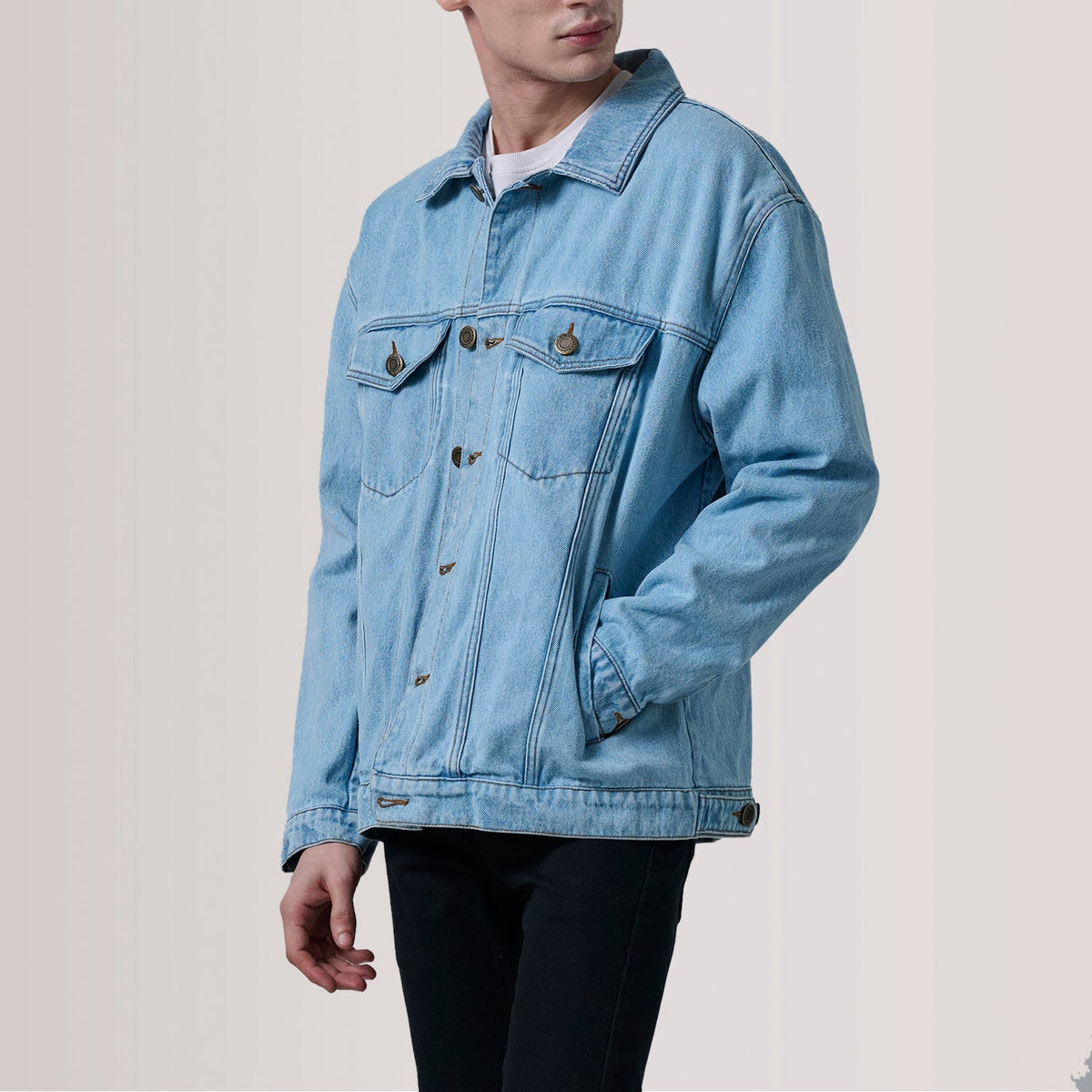 Eddie Light أزرق Oversized Denim Trucker جاكيت جلد رجالي For Men - Lateral Side Profile View Showing Sleeve Cut &amp; Athletic Taper Fit