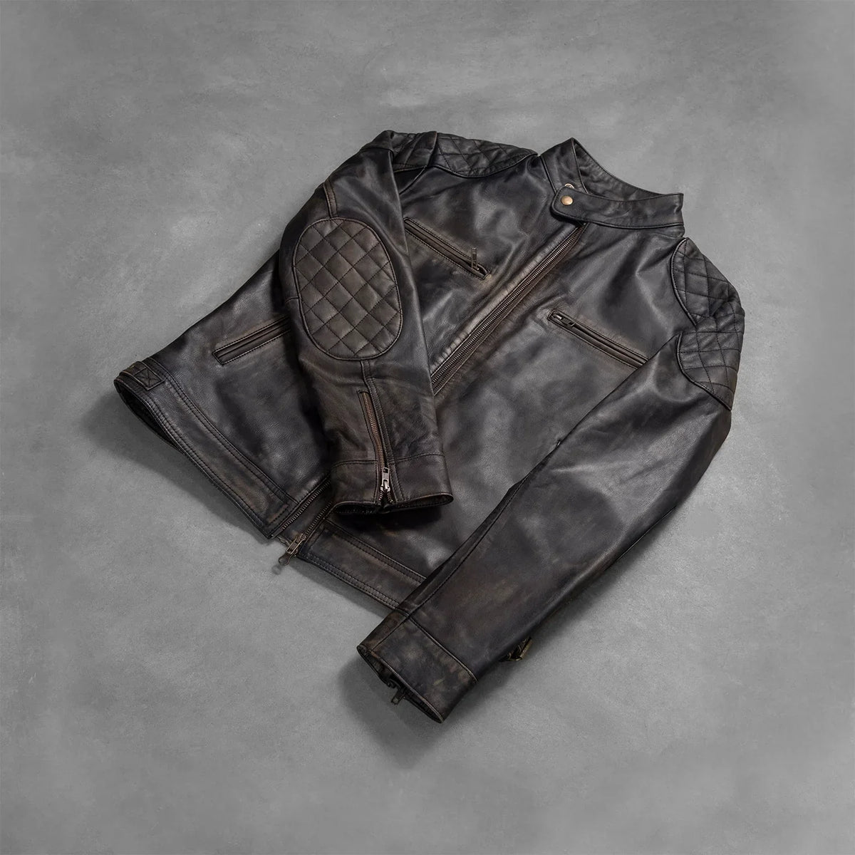
مظهر الارتداء على موديل لـ  Gatsby Quilted Distressed Brown Leather Jacket على عارض أزياء - انسيابية طبيعية في ضوء النهار