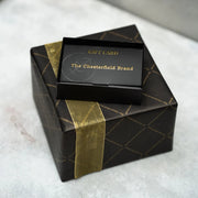 
Giftset Leather Writing Case and Pen (Passport holder) in Classic Full-Grain Leather - عرض أمامي وقَصّة مفصلة أنيقة | شراء أونلاين عبر المتجر الرسمي