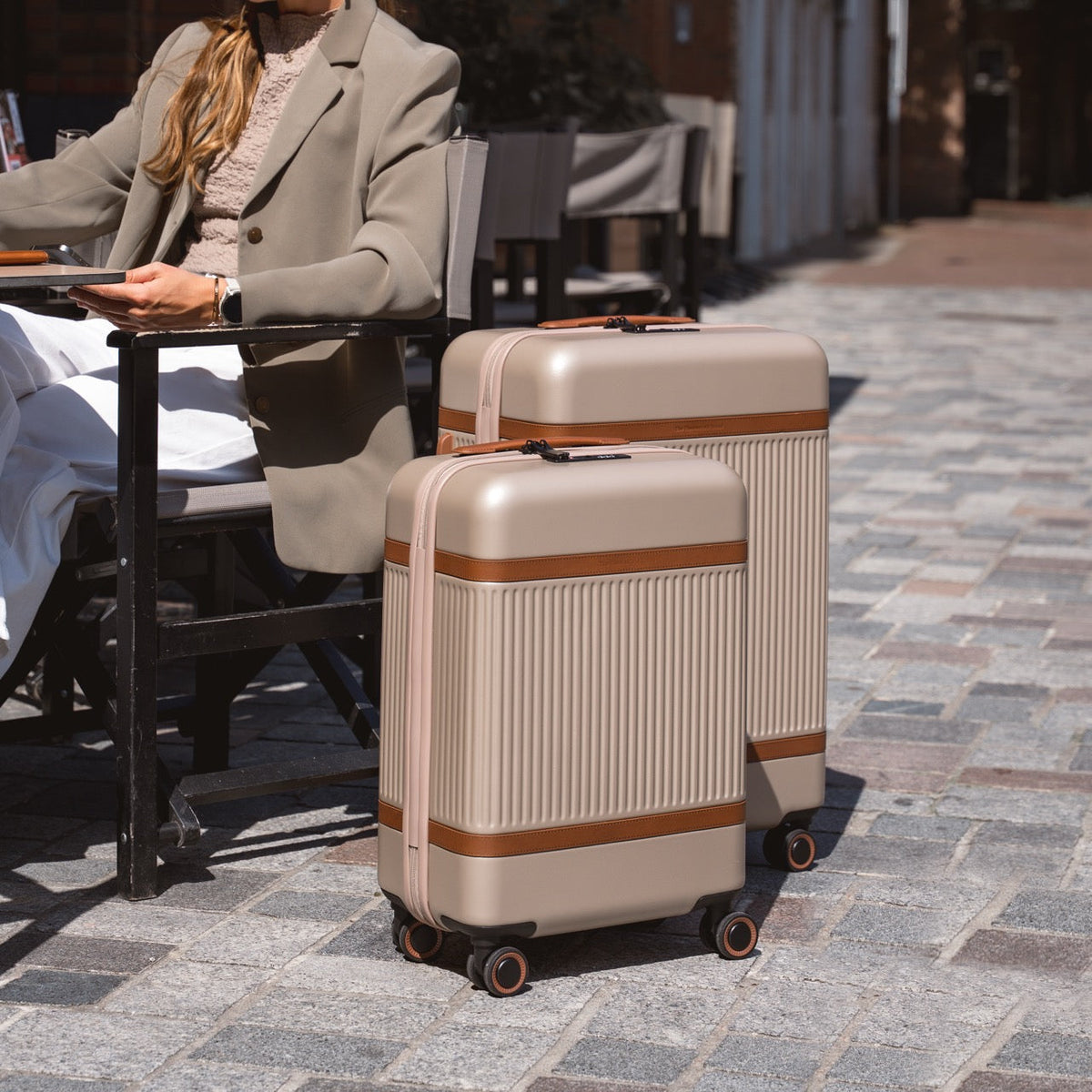 Close-Up Detail of Classic Collar &amp; Heavy-Duty Zipper Hardware on Hand Luggage Suitcase Zuna نسائي