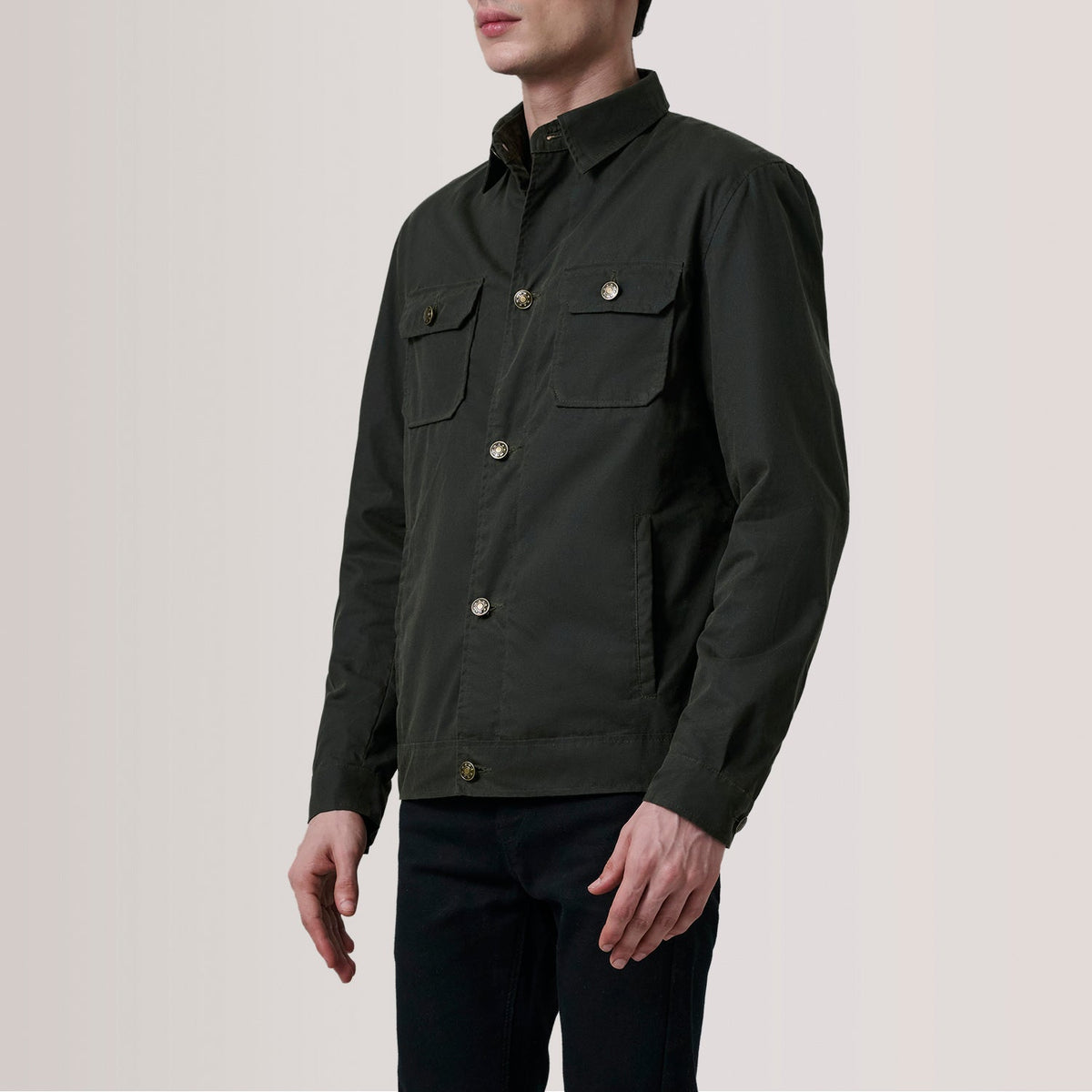Irwin Olive Waxed Canvas Field جاكيت جلد رجالي For Men - Lateral Side Profile View Showing Sleeve Cut &amp; Athletic Taper Fit