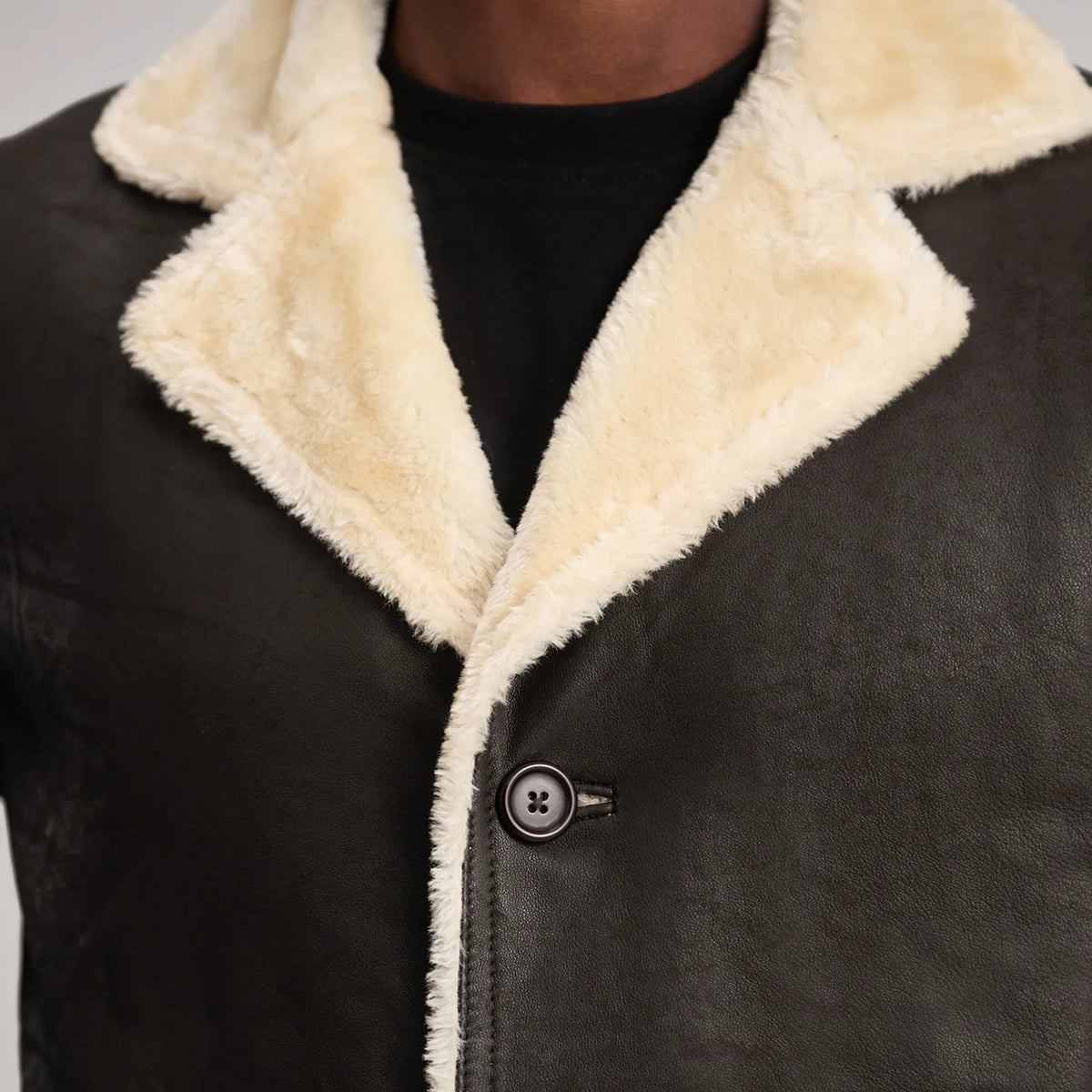 
عرض البطانة الداخلية Showing Fully faux fur lined & جيبان داخليان عمليان