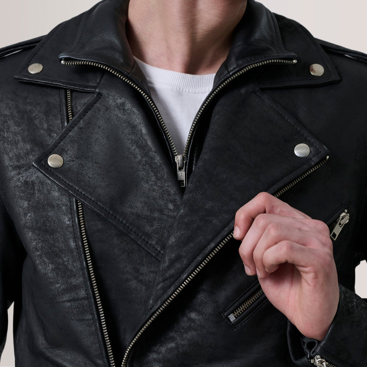 
عرض البطانة الداخلية Showing Quilted Polyester Lining & جيبان داخليان عمليان