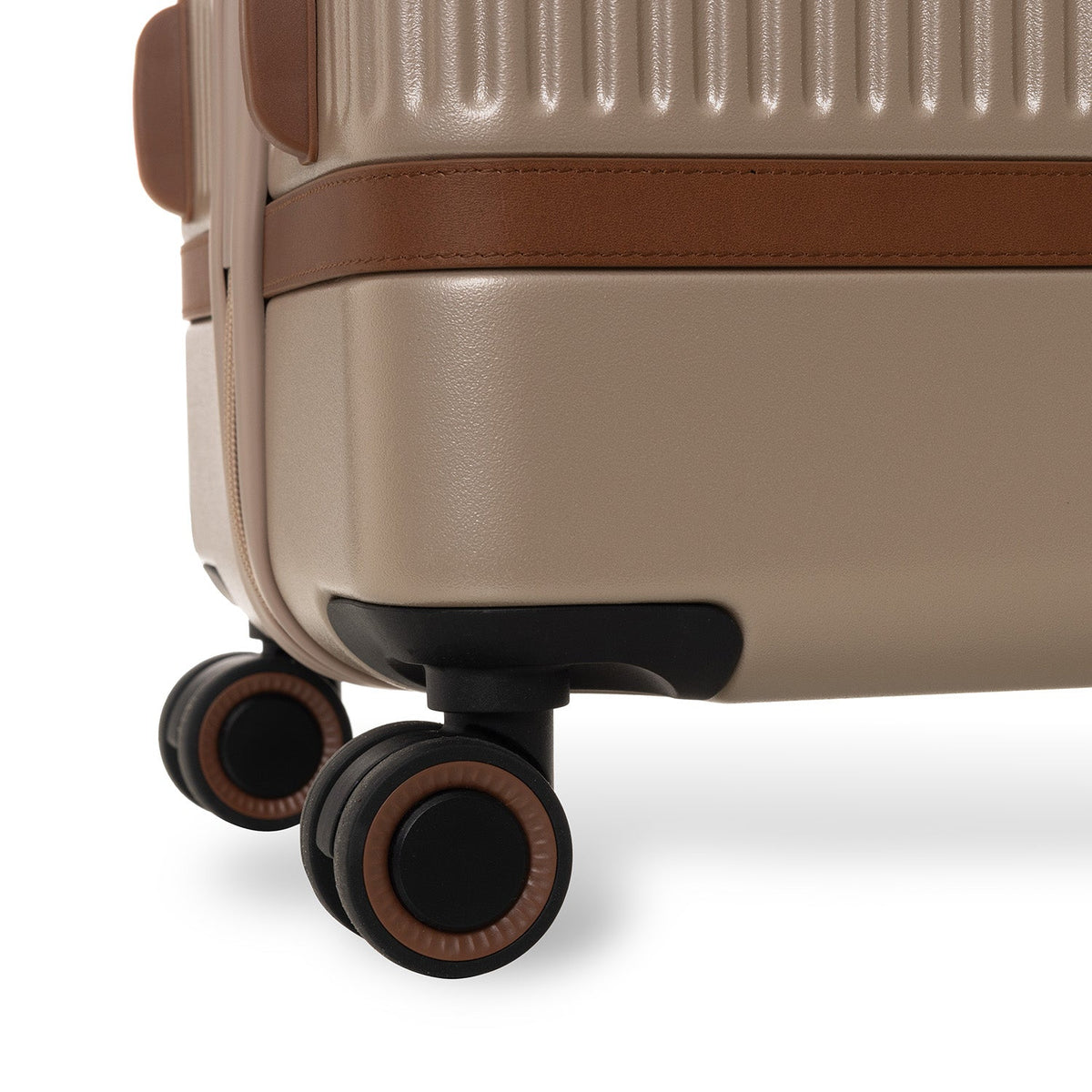Large Suitcase Zuna نسائي - Lateral Side Profile View Showing Sleeve Cut &amp; Athletic Taper Fit