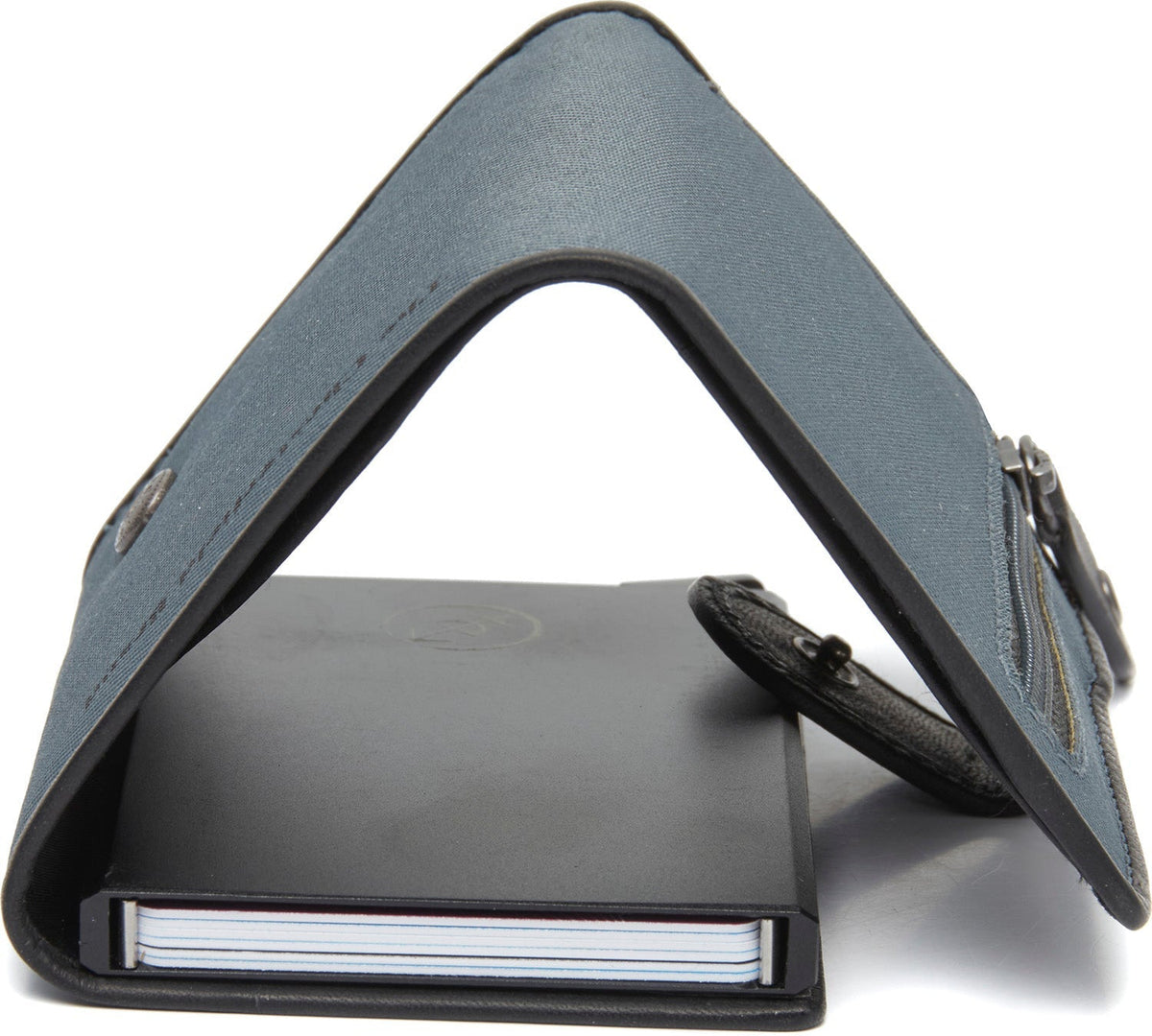 Delsbo Full-Grain Leather Card Holder - عرض جانبي يوضح عمق الحقيبة وسعة التخزين