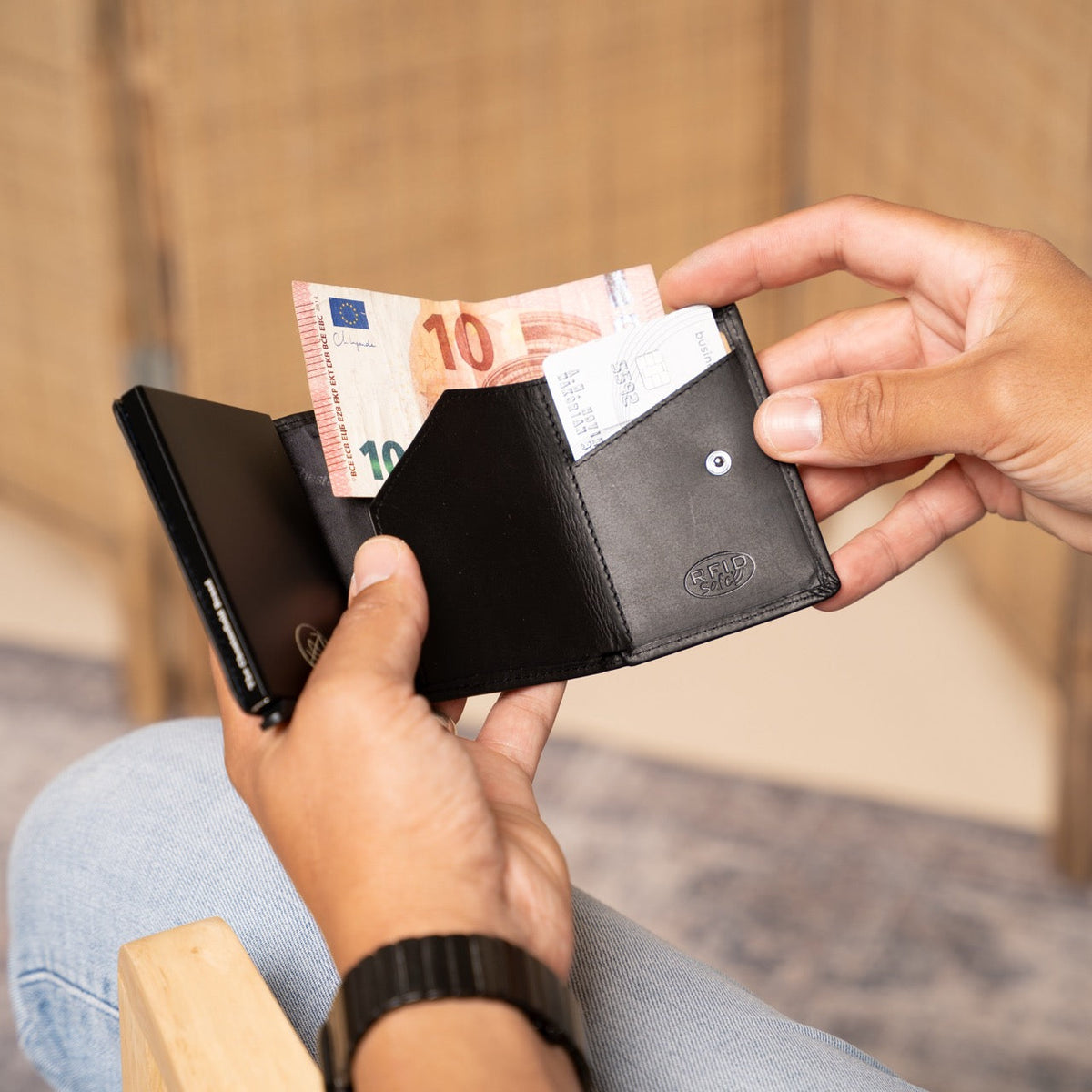 Lancaster Full-Grain Leather Card Holder نسائي - Structured Side Profile Showing Gusset Depth &amp; Expansion Capacity