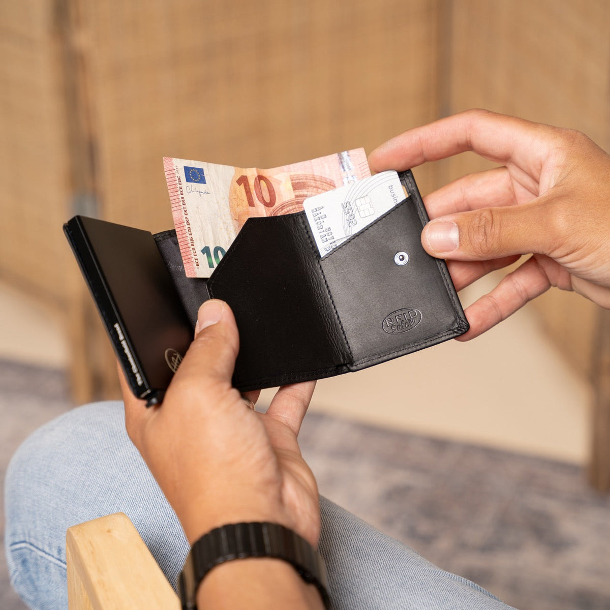 Palma Full-Grain Leather Card Holder نسائي - Structured Side Profile Showing Gusset Depth &amp; Expansion Capacity