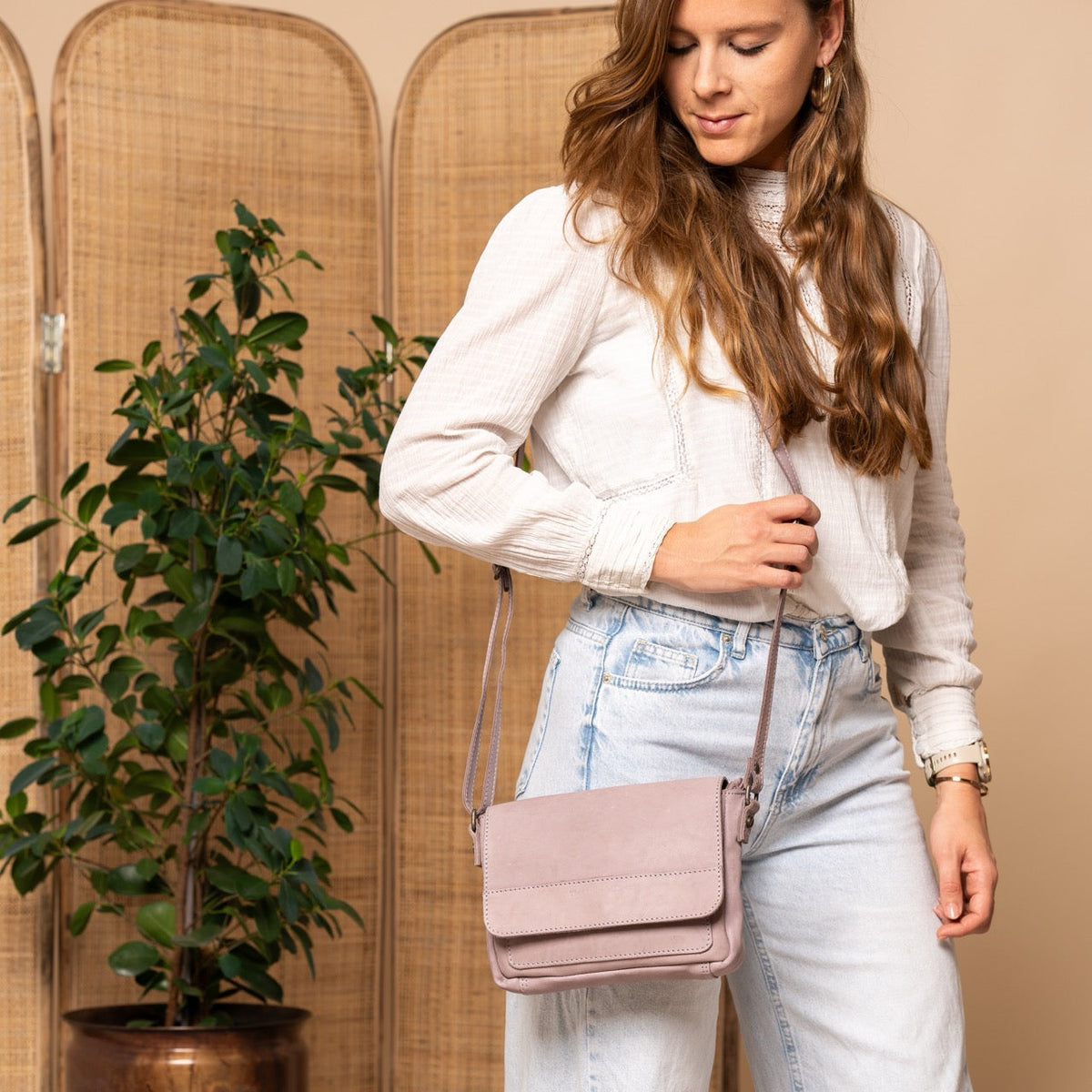 Ann Full-Grain Leather Crossbody Bag نسائي – alternate product view 3