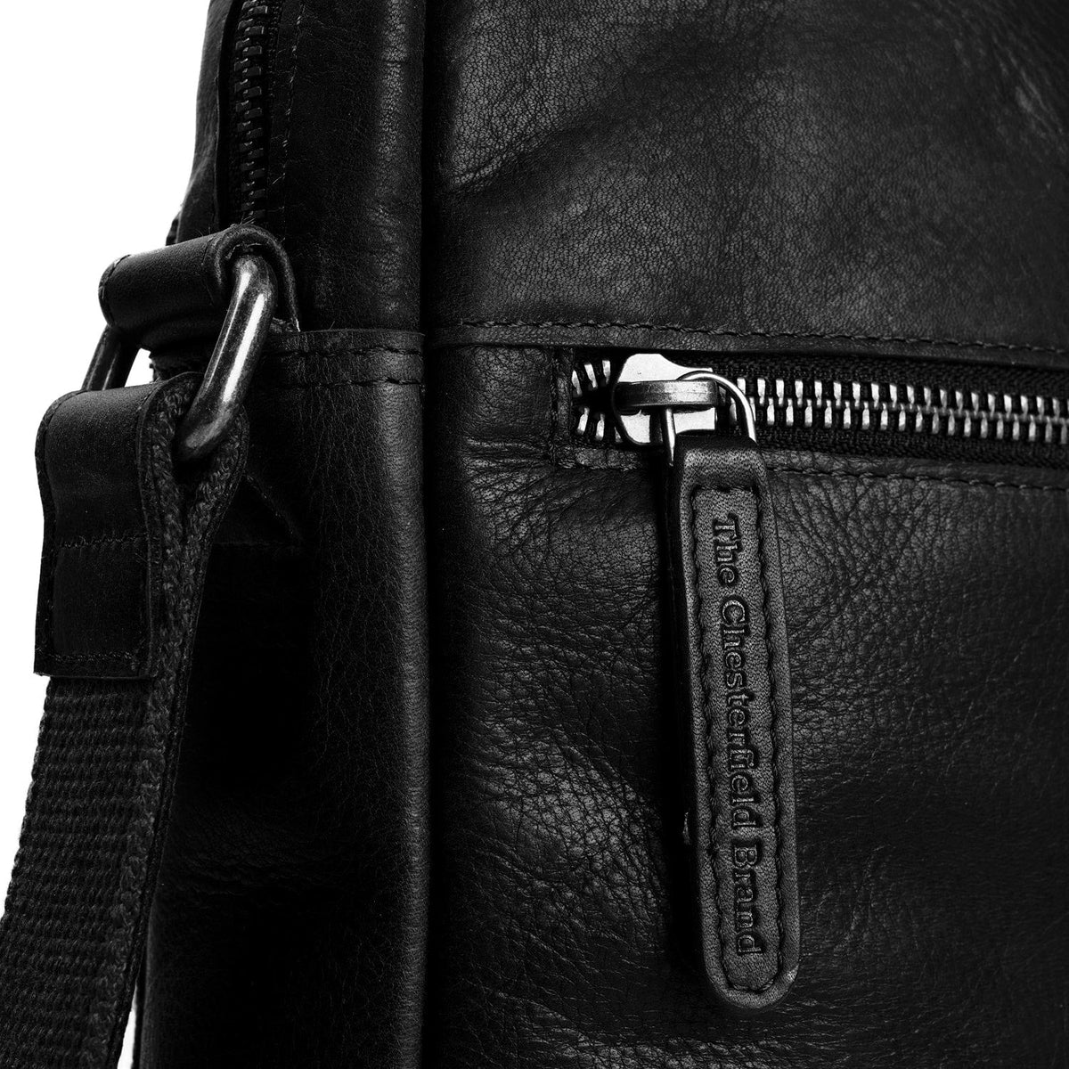 
Solid Antique Brass Hardware & Heavy-Duty Dual Zipper Detail on Dessau حقيبة كروس جلدية