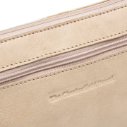 
Classic 100% Full-Grain leather Bag - عرض خلفي يوضح أحزمة الجلد المقواة والخياطة المتقنة