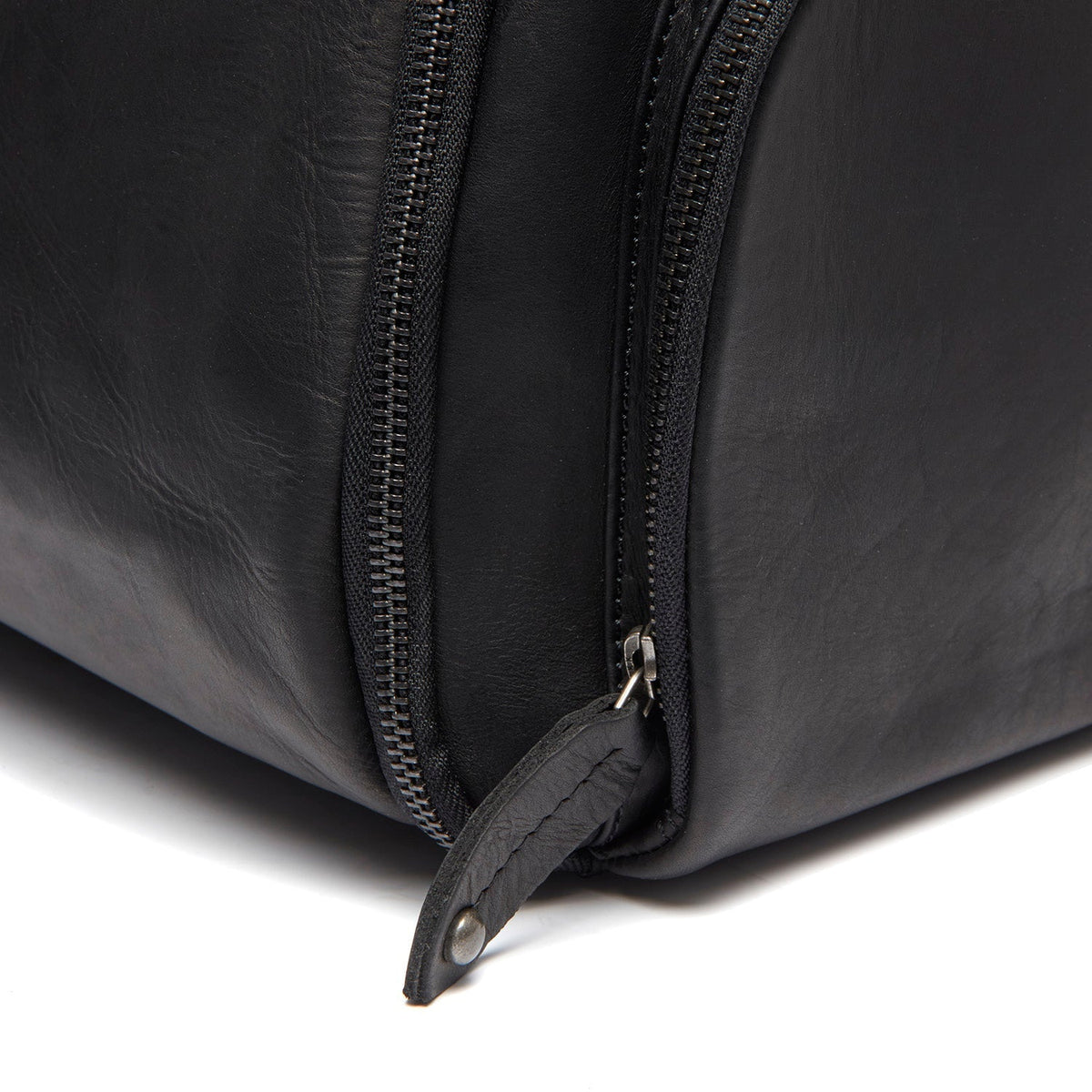 
Leather Garment Bag Finlay - عرض جانبي يوضح قَصّة الأكمام المريحة