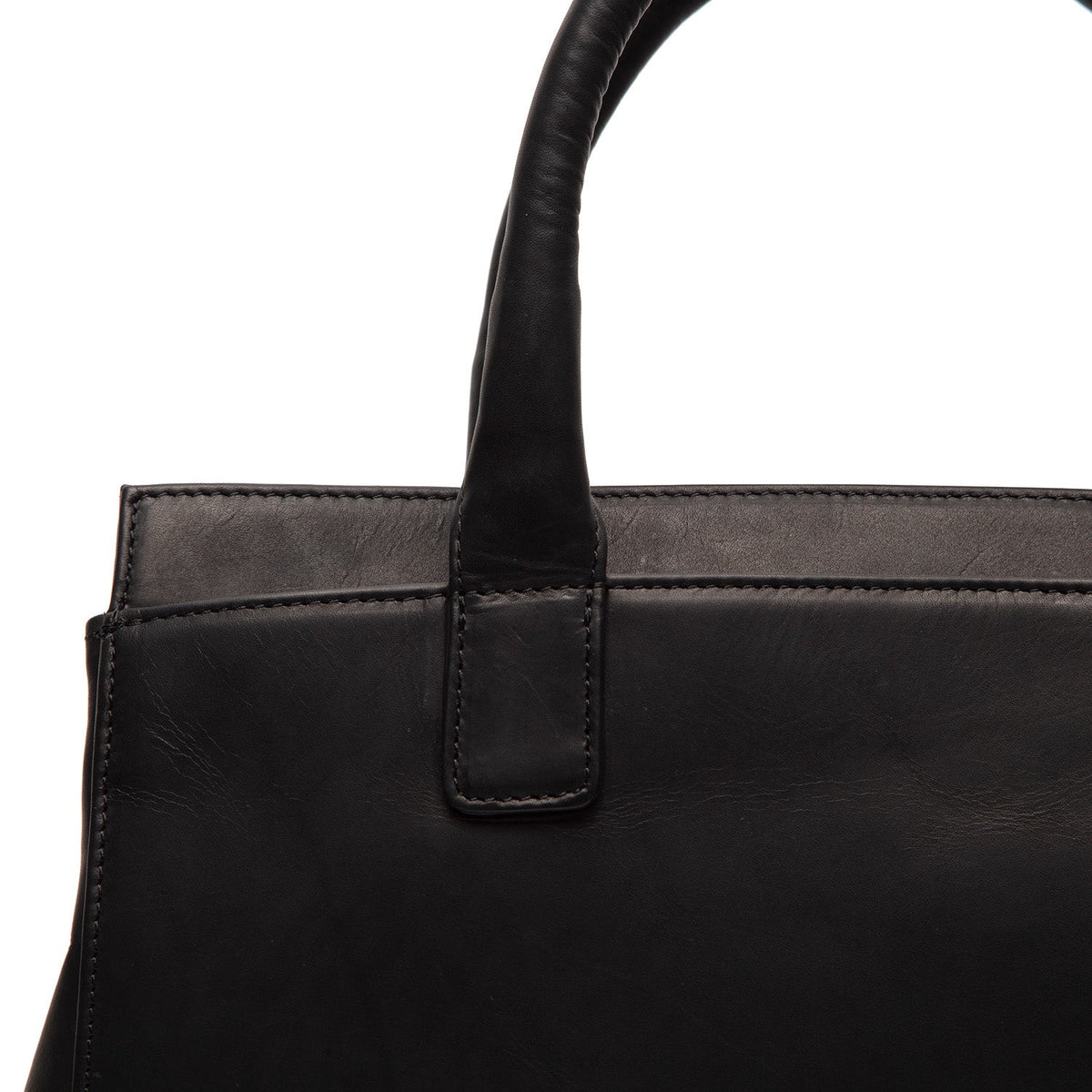 Close-Up Detail of Classic Collar &amp; Heavy-Duty Zipper Hardware on Garda Full-Grain Leather Handbag نسائي
