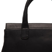 Close-Up Detail of Classic Collar &amp; Heavy-Duty Zipper Hardware on Garda Full-Grain Leather Handbag نسائي