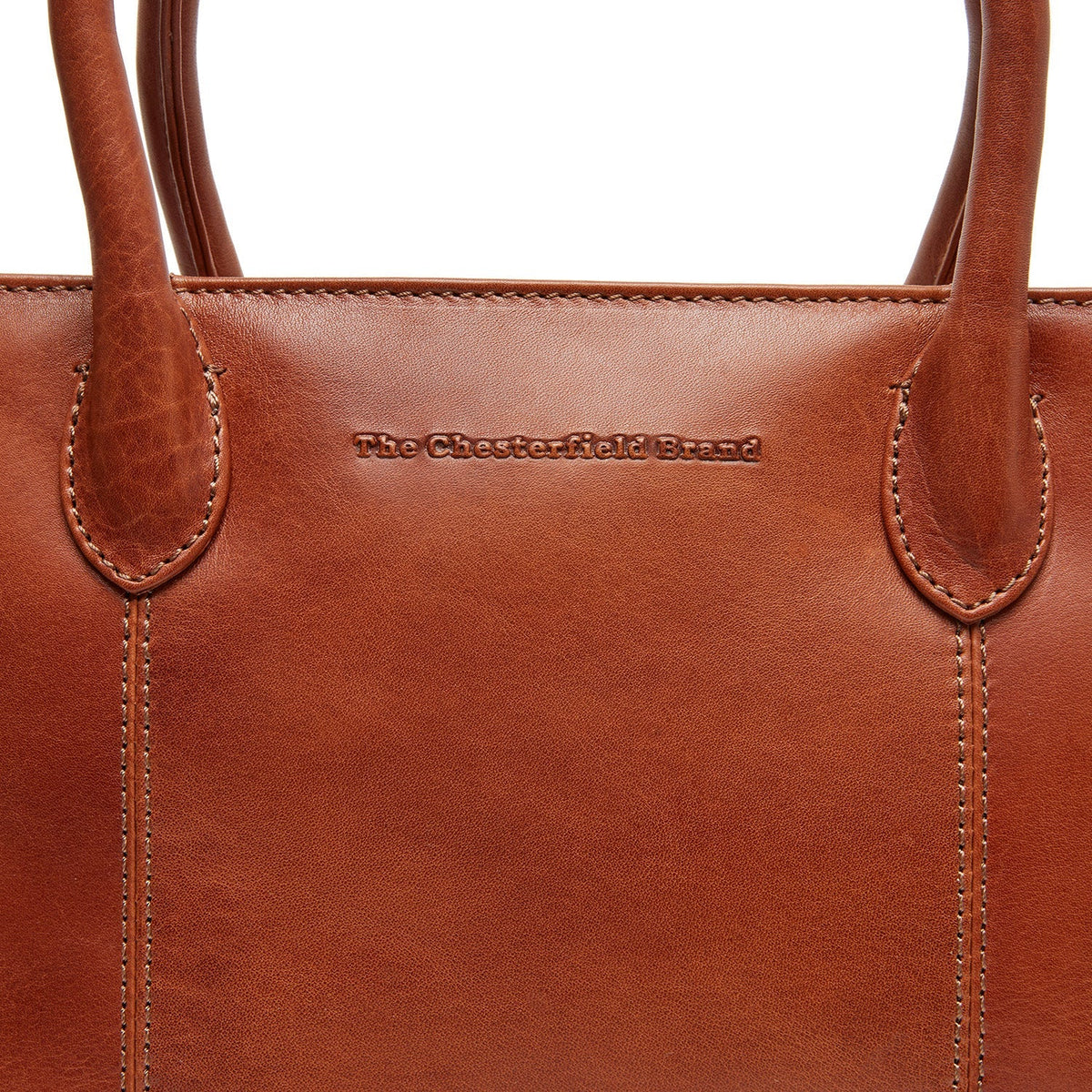 Styled Fit Perspective of Pergamino Full-Grain Leather Handbag نسائي on Model - Natural Daylight Drape