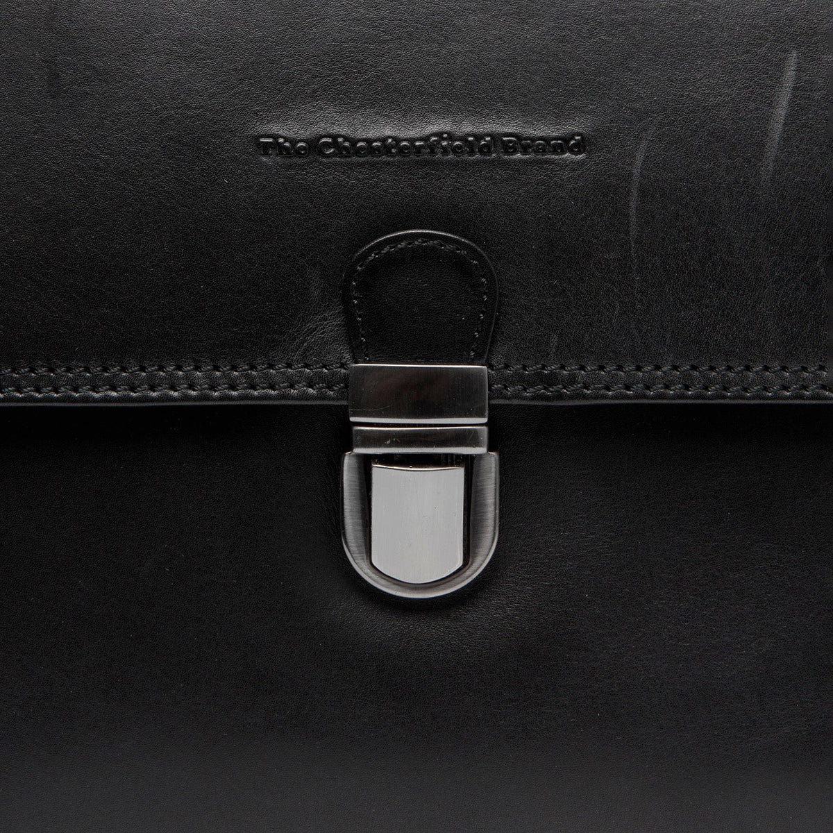 
Classic 100% Full-Grain leather Goods - عرض خلفي يوضح تفصيل الأكتاف المتقن والحاشية النظيفة
