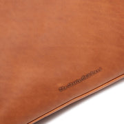 
Classic 100% Full-Grain leather Goods - عرض خلفي يوضح تفصيل الأكتاف المتقن والحاشية النظيفة