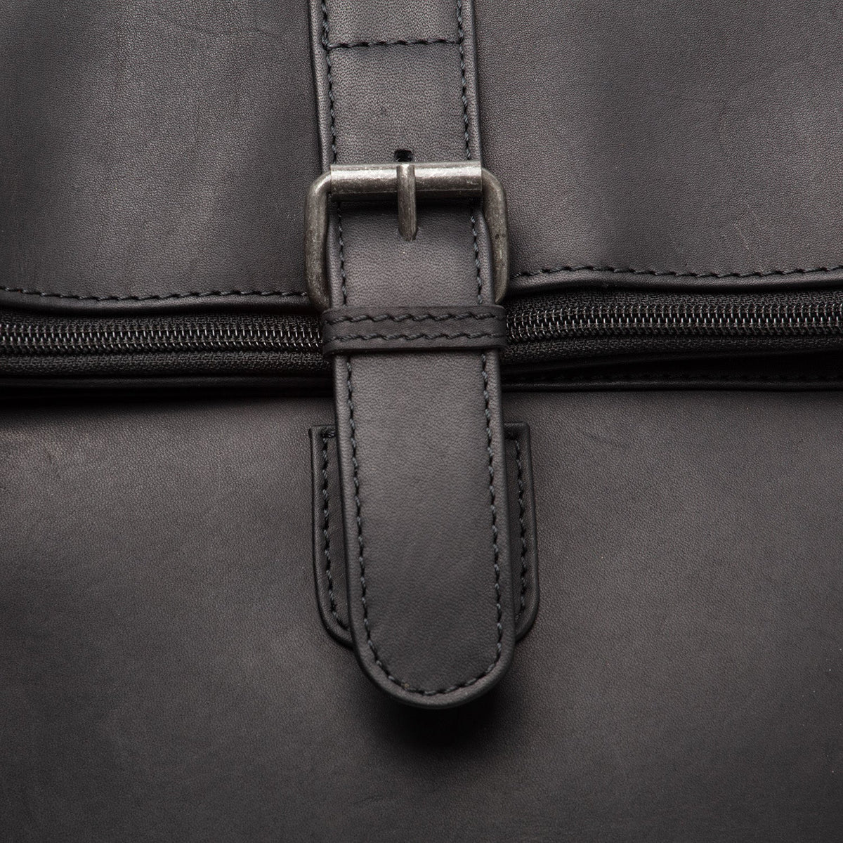 
Solid Antique Brass Hardware & Heavy-Duty Dual Zipper Detail on Larsson حقيبة ظهر جلدية للابتوب