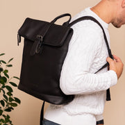 
Classic 100% Full-Grain leather Backpack - عرض خلفي يوضح أحزمة الجلد المقواة والخياطة المتقنة