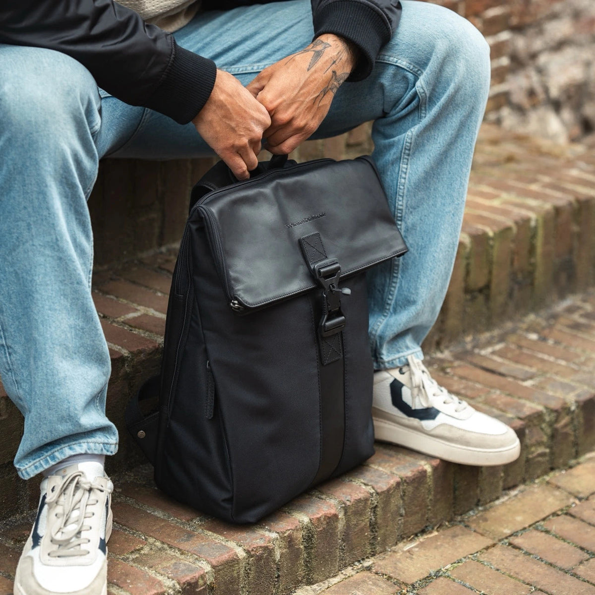 Trondheim Full-Grain Leather Laptop Backpack نسائي - Structured Side Profile Showing Gusset Depth &amp; Expansion Capacity