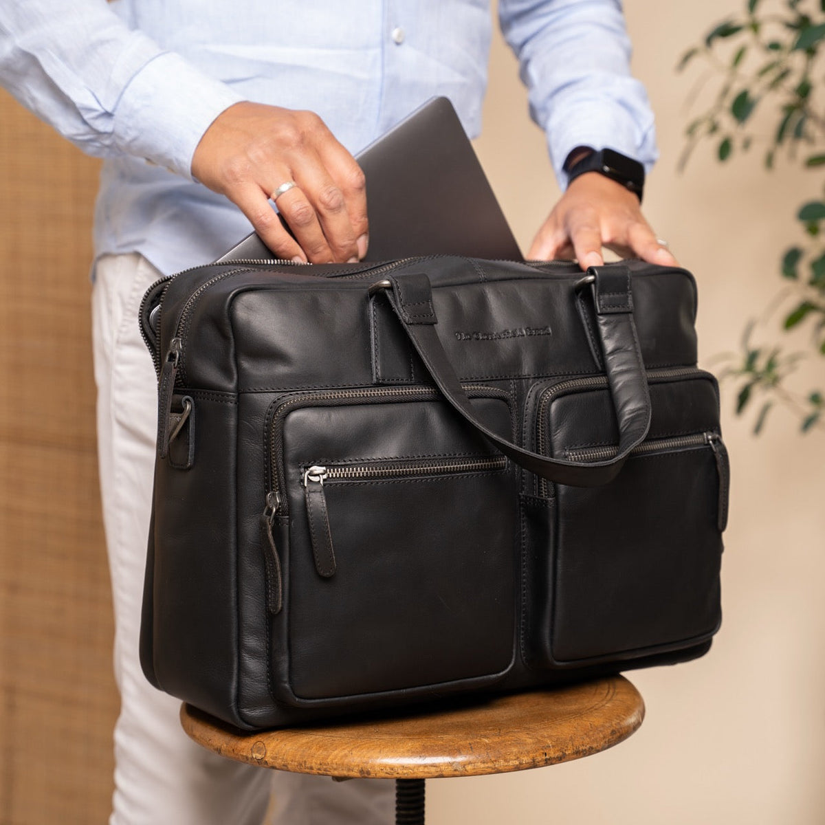 Misha Full-Grain Leather Laptop Bag نسائي - Structured Side Profile Showing Gusset Depth &amp; Expansion Capacity