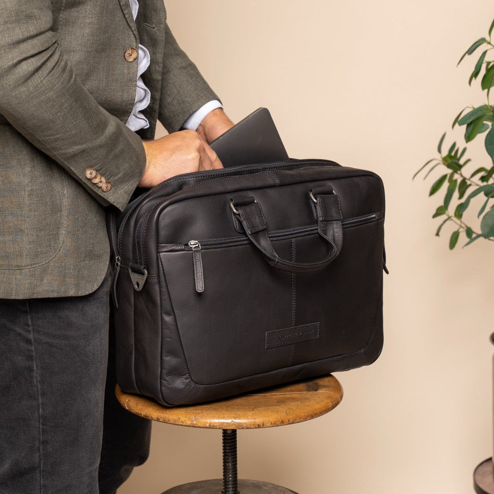 Seth Full-Grain Leather Laptop Bag - عرض جانبي يوضح عمق الحقيبة وسعة التخزين