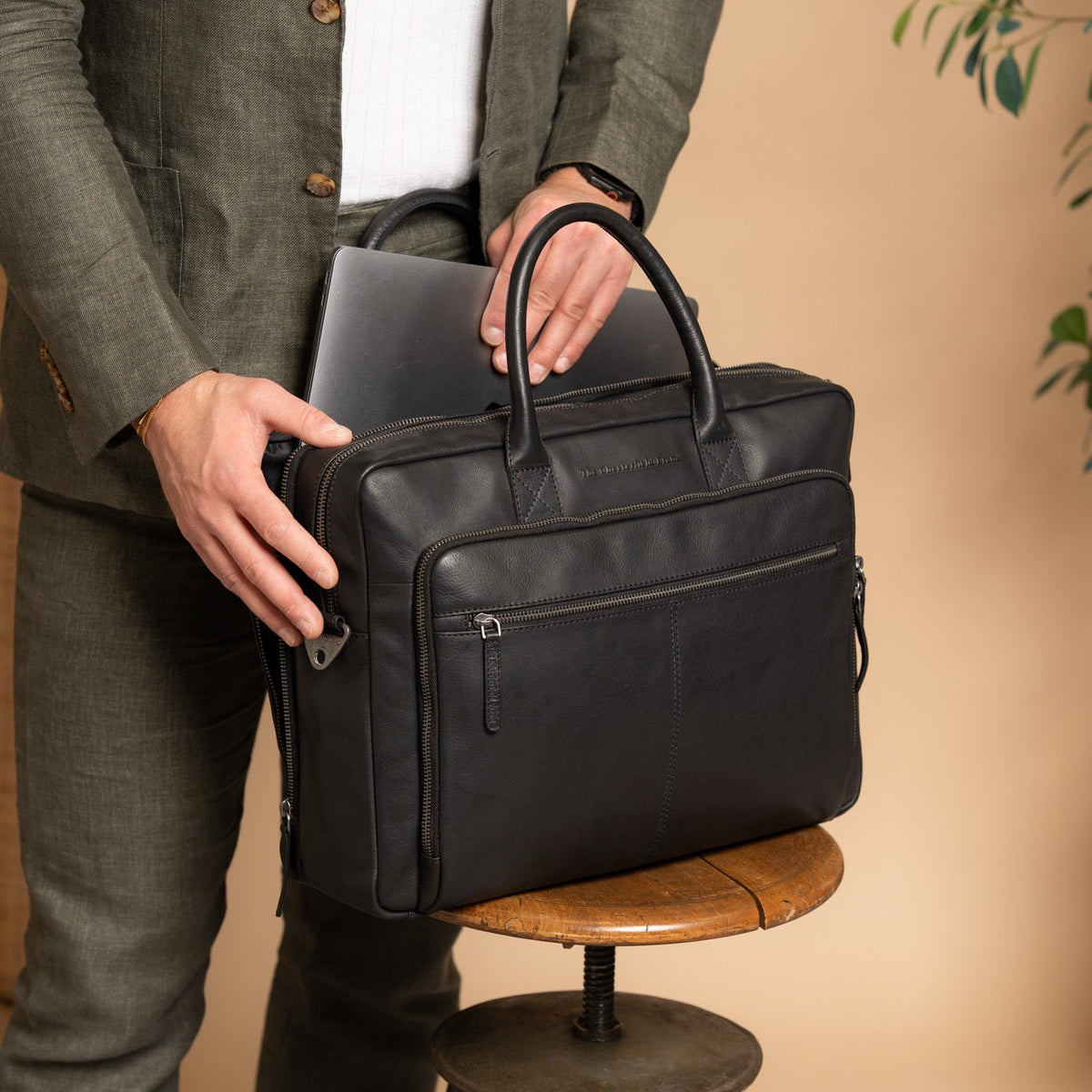 Tacama Full-Grain Leather Laptop Bag نسائي - Structured Side Profile Showing Gusset Depth &amp; Expansion Capacity
