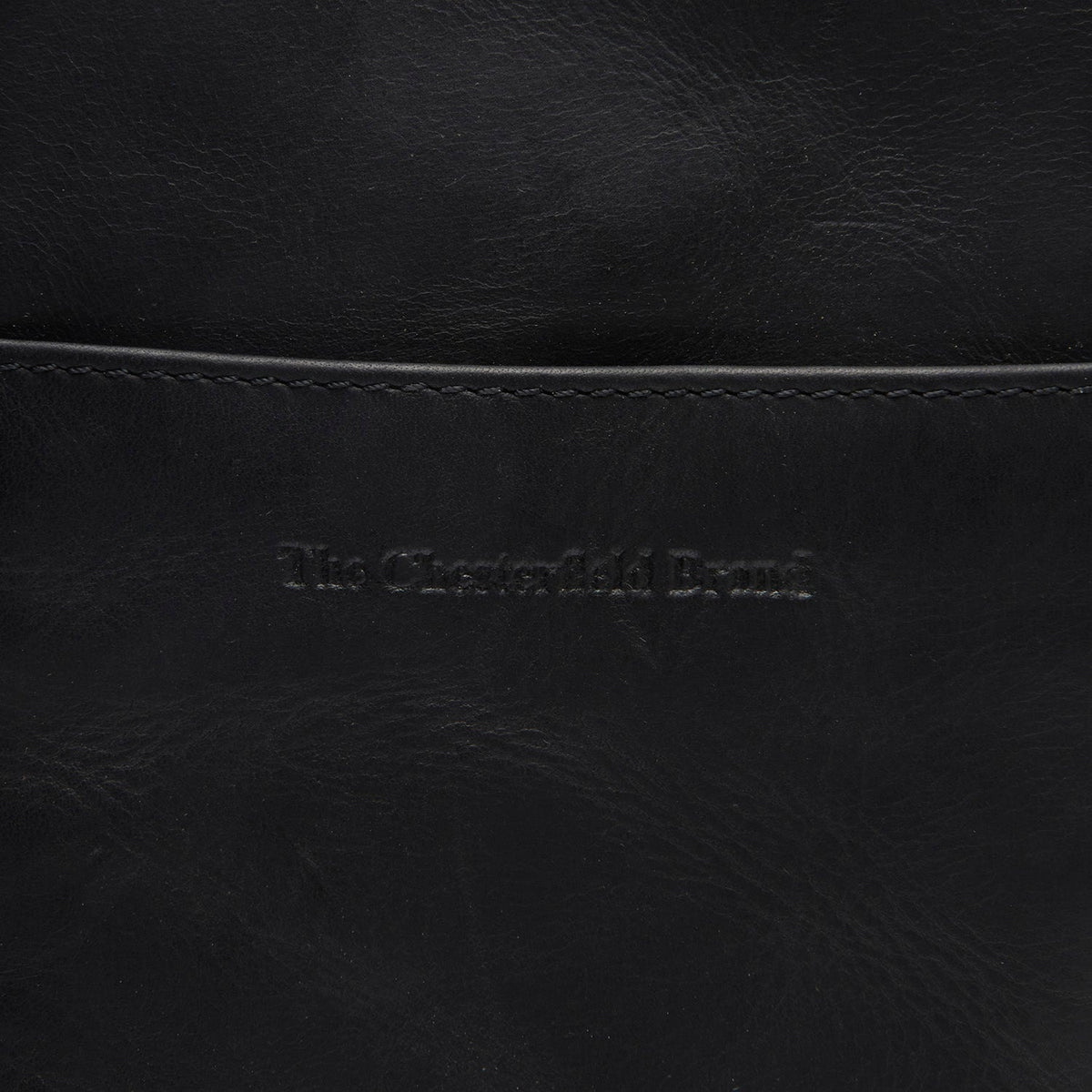 
تفاصيل مقربة of Classic Collar & Heavy-Duty Zipper Hardware on Alesund جلد طبيعي فل جرين Phone Bag