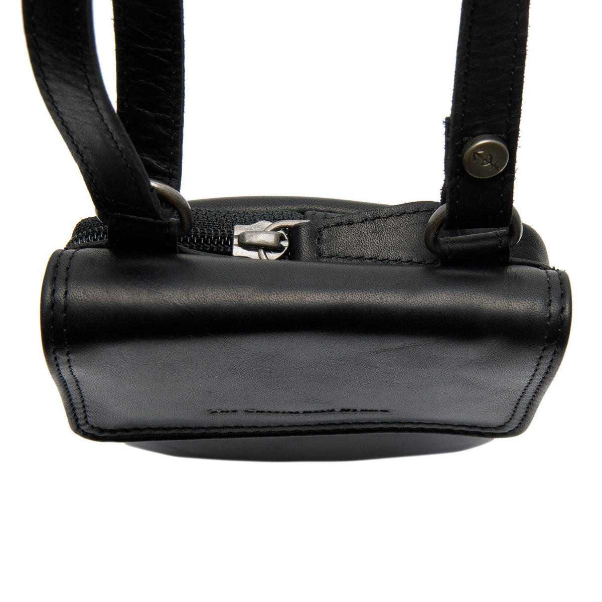 
تفاصيل مقربة of Classic Collar & Heavy-Duty Zipper Hardware on Langley جلد طبيعي فل جرين Phone Bag