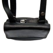 
تفاصيل مقربة of Classic Collar & Heavy-Duty Zipper Hardware on Langley جلد طبيعي فل جرين Phone Bag