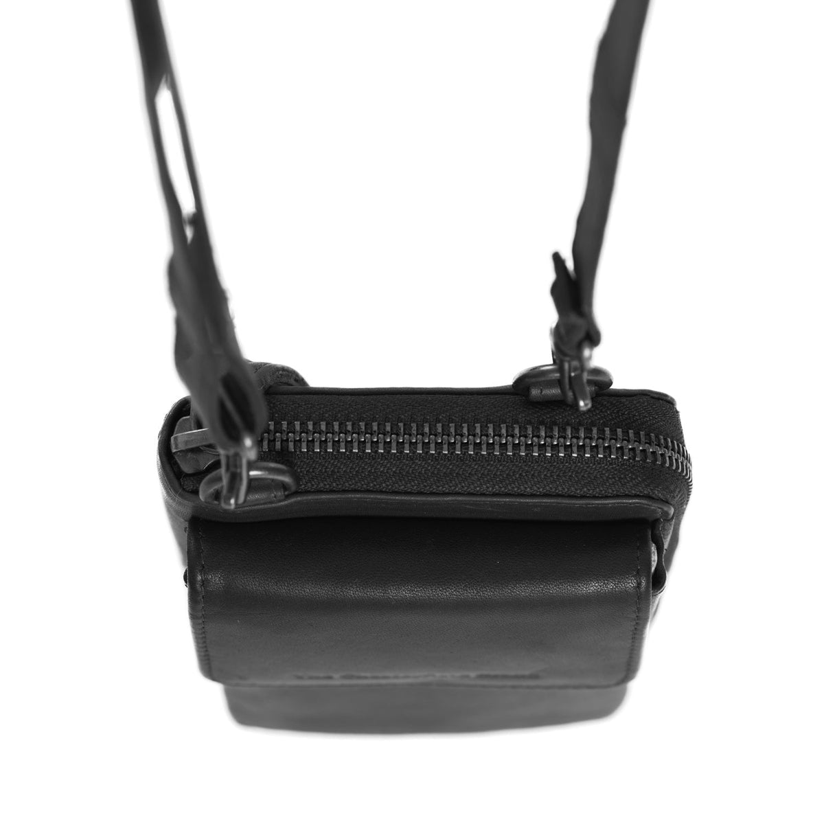 
مظهر الارتداء على موديل لـ  Malaga جلد طبيعي فل جرين Phone Bag على عارض أزياء - انسيابية طبيعية في ضوء النهار