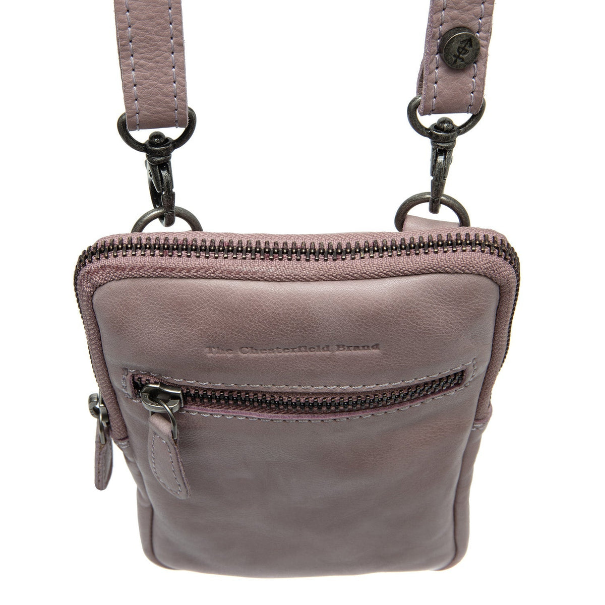 تفاصيل مقربة of Classic Collar & Heavy-Duty Zipper Hardware on Salta Full-Grain Leather Phone Bag