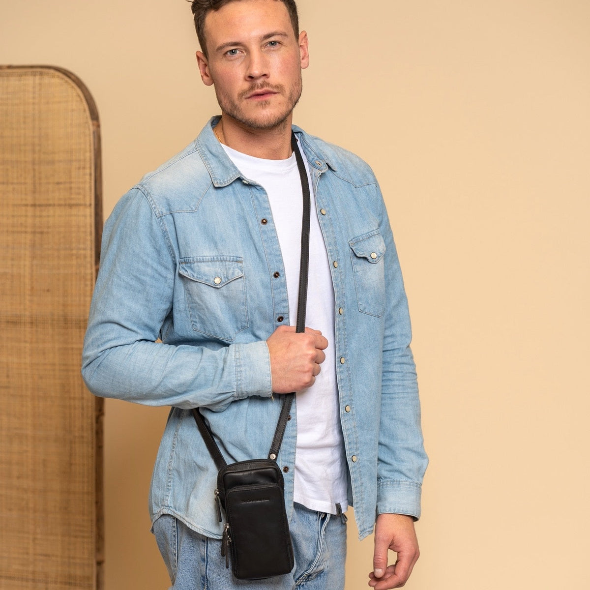 Valdes Full-Grain Leather Phone Bag - عرض جانبي يوضح قَصّة الأكمام المريحة