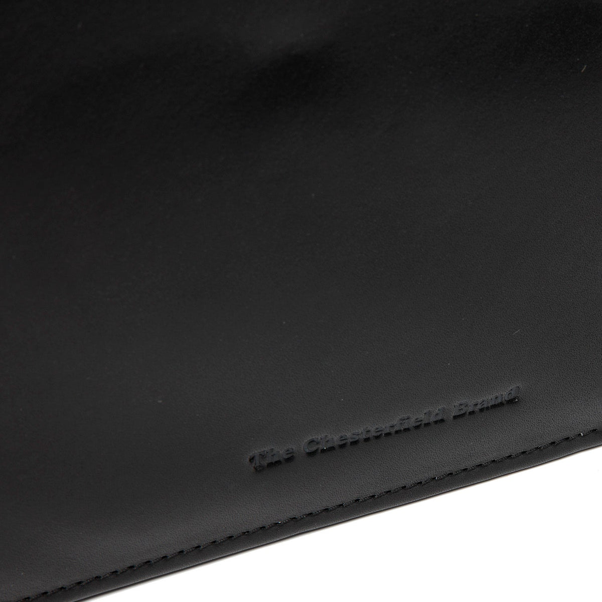 Close-Up Detail of Classic Collar &amp; Heavy-Duty Zipper Hardware on Leather Portfolio Moreton نسائي