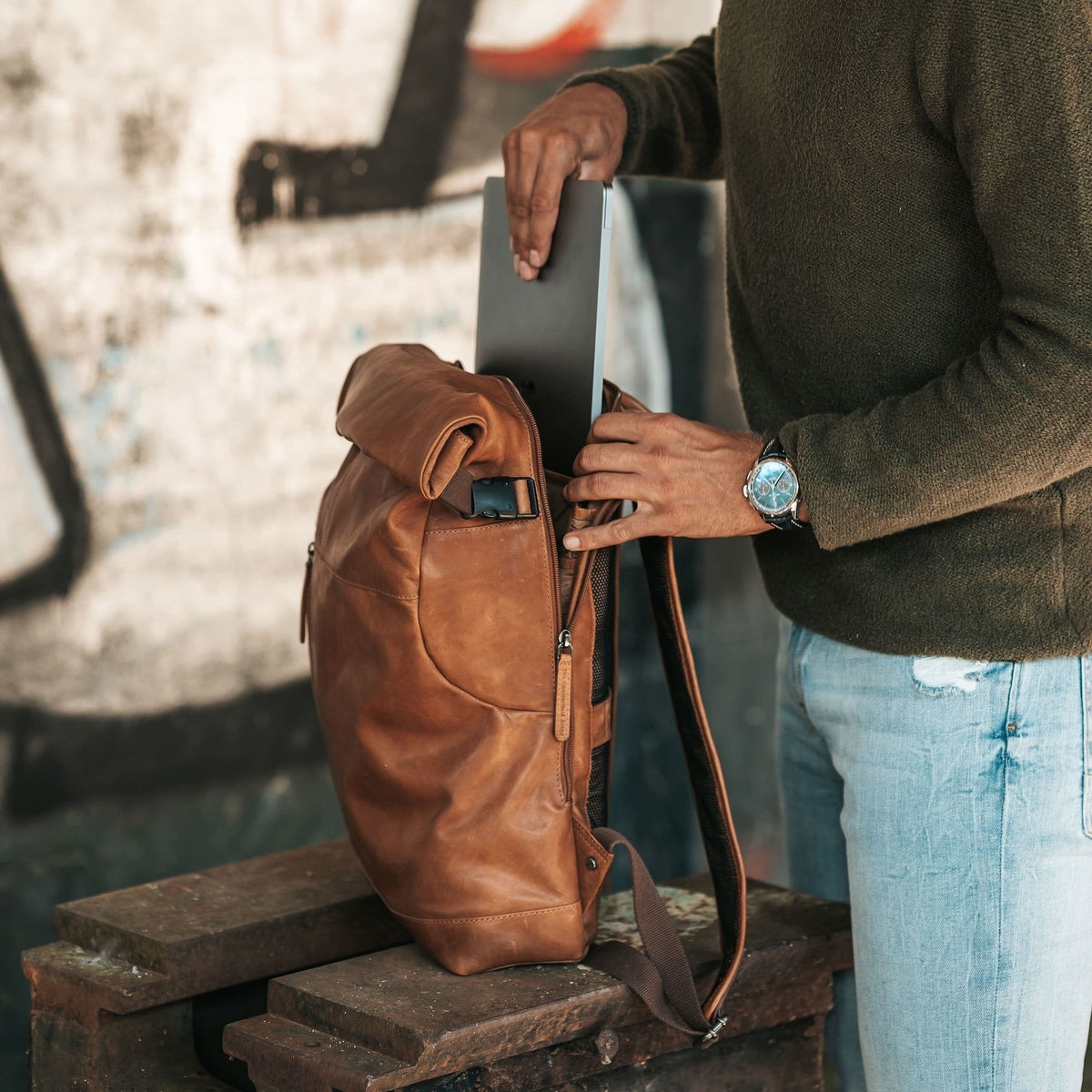 Liverpool Full-Grain Leather Roll-top Backpack نسائي – alternate product view 3
