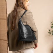 
Classic 100% Full-Grain leather Bag - عرض خلفي يوضح أحزمة الجلد المقواة والخياطة المتقنة