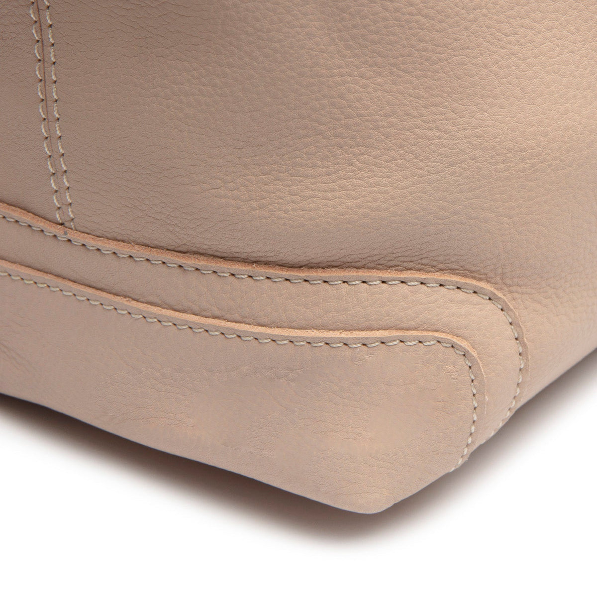 Solid Antique Brass Hardware &amp; Heavy-Duty Dual Zipper Detail on Astero Full-Grain Leather Shoulder Bag نسائي
