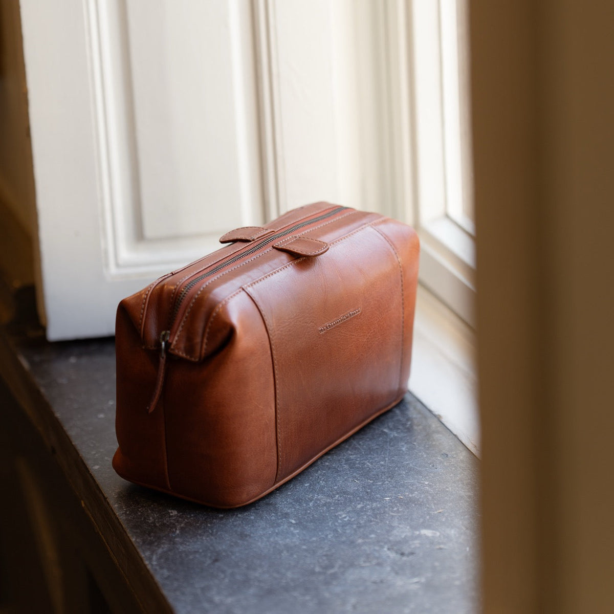 Biassa Full-Grain Leather Toiletry Bag نسائي – alternate product view 2
