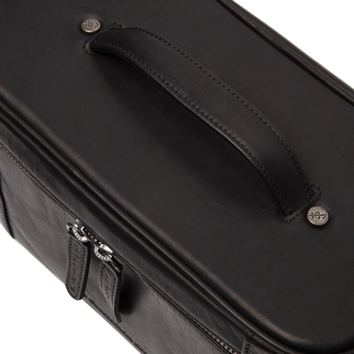 Close-Up Detail of Classic Collar &amp; Heavy-Duty Zipper Hardware on Limone Full-Grain Leather Toiletry Bag نسائي