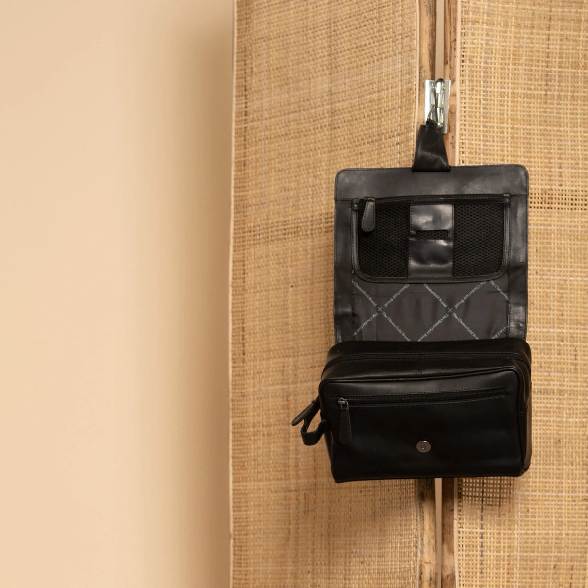 Rosario Full-Grain Leather Toiletry Bag نسائي - Lateral Side Profile View Showing Sleeve Cut &amp; Athletic Taper Fit