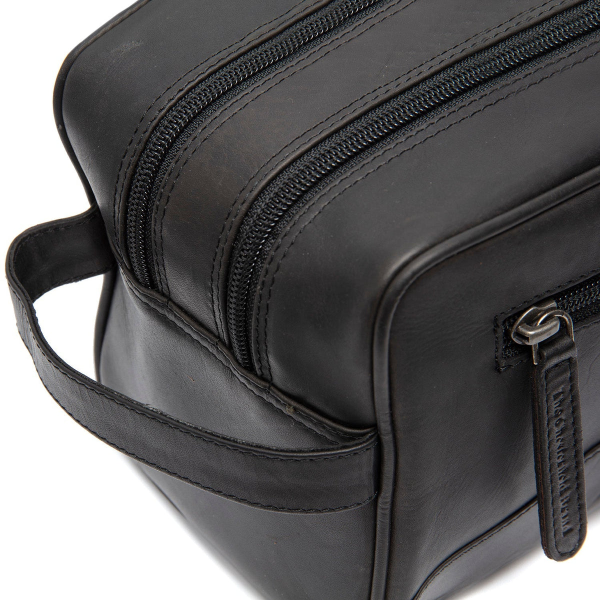 Close-Up Detail of Classic Collar &amp; Heavy-Duty Zipper Hardware on Stacey Full-Grain Leather Toiletry Bag نسائي