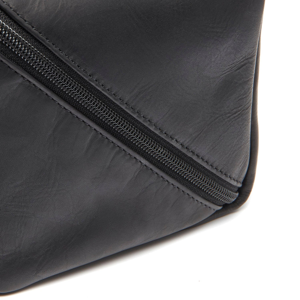 Close-Up Detail of Classic Collar &amp; Heavy-Duty Zipper Hardware on Trevia Full-Grain Leather Toiletry Bag نسائي