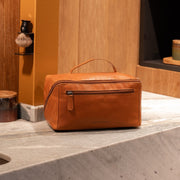 Trevia Full-Grain Leather Toiletry Bag نسائي – alternate product view 2
