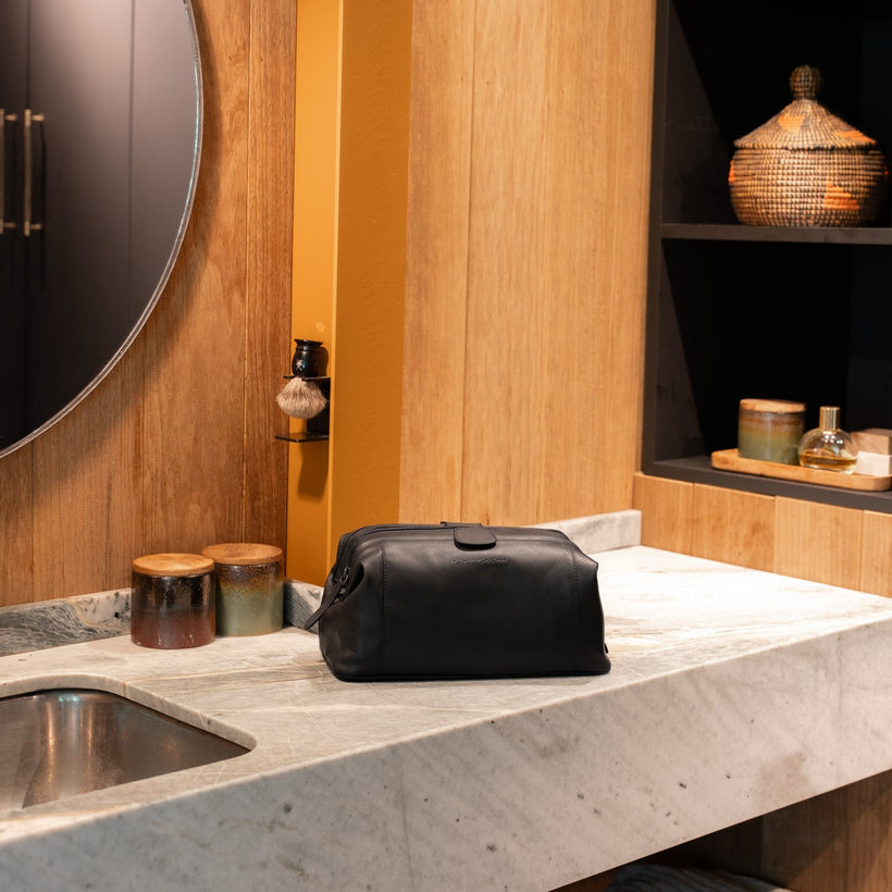 Vince Full-Grain Leather Toiletry Bag نسائي