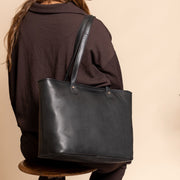 
Tan 100% Full-Grain leather Bag - عرض خلفي يوضح أحزمة الجلد المقواة والخياطة المتقنة