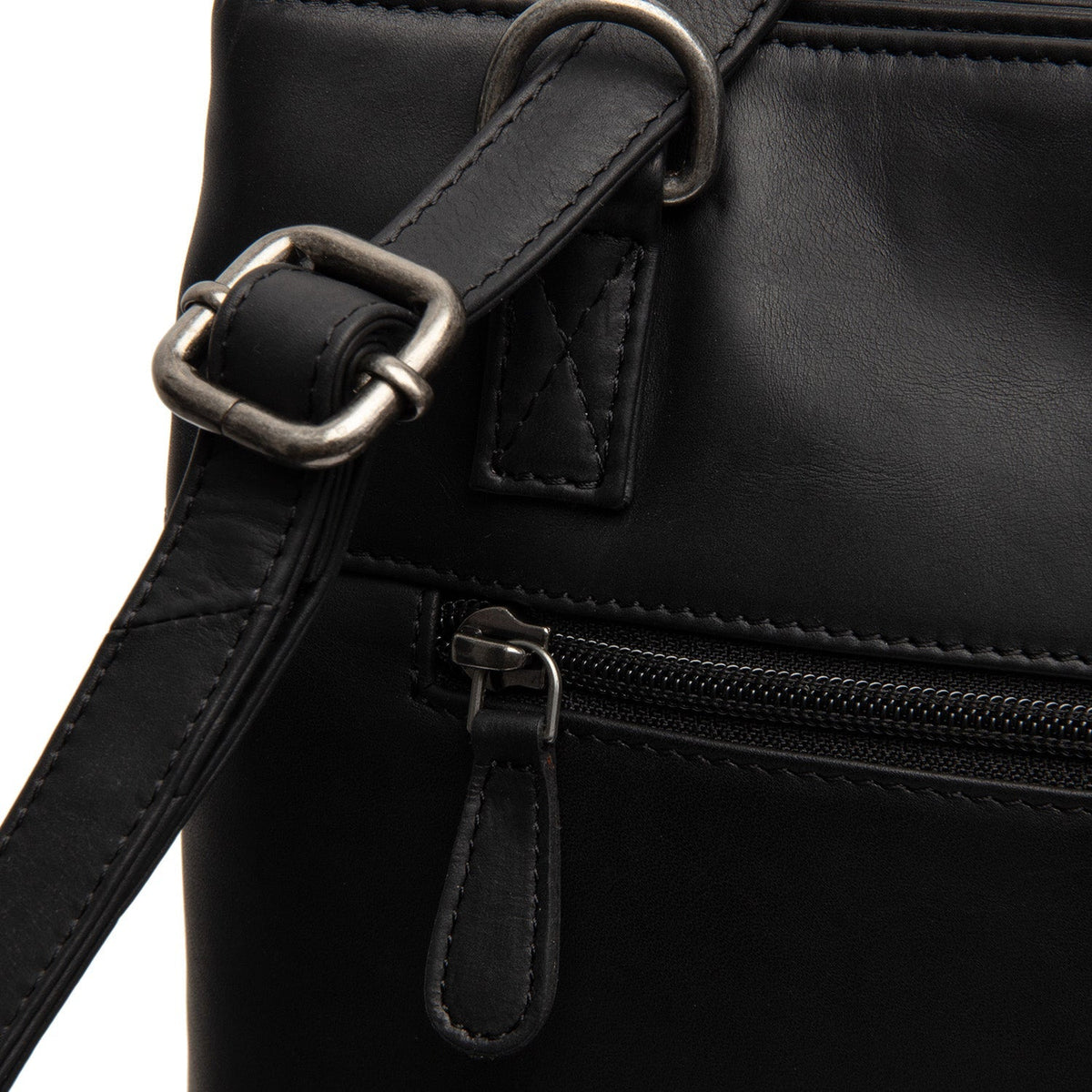 
Solid Antique Brass Hardware & Heavy-Duty Dual Zipper Detail on Raynor حقيبة تسوق جلدية