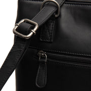 
Solid Antique Brass Hardware & Heavy-Duty Dual Zipper Detail on Raynor حقيبة تسوق جلدية