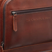 Close-Up Detail of Classic Collar &amp; Heavy-Duty Zipper Hardware on Leather Trolley San Marino نسائي