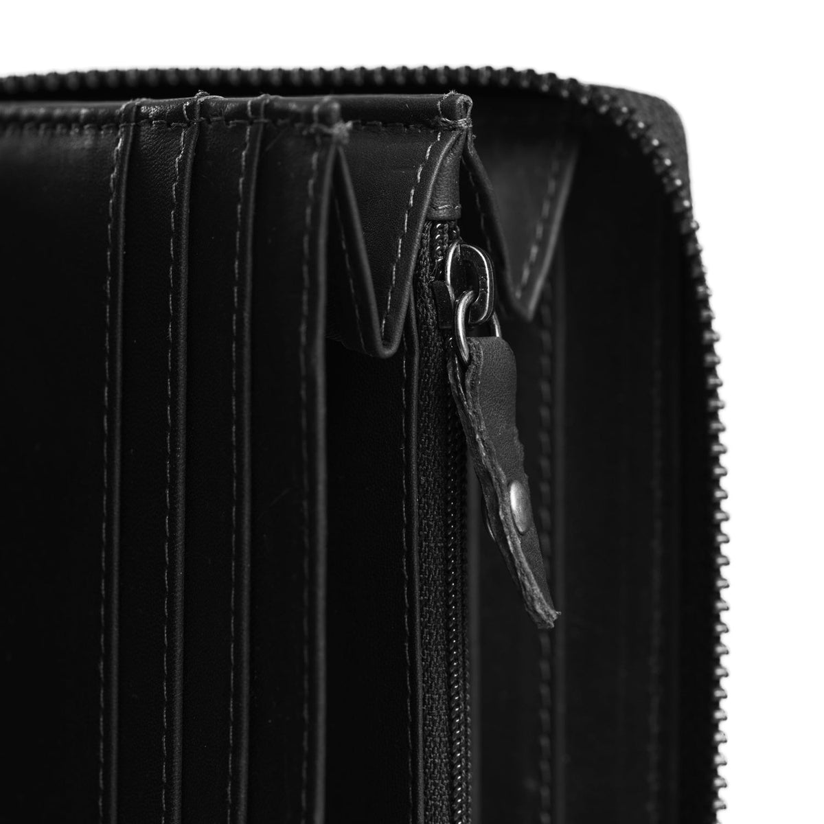 
عرض البطانة الداخلية Showing Dedicated Padded Laptop Sleeve & Multi-Compartment Organization
